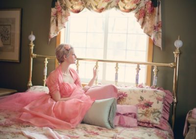 vintage-woman-on-bed-retro-bedroom-37738